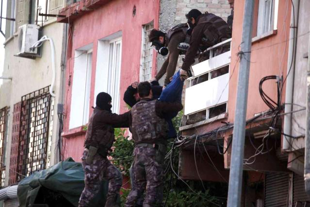 72 yıl hapis cezasıyla aranırken ablasını ve yeğenlerini rehin alan hükümlü yakalandı